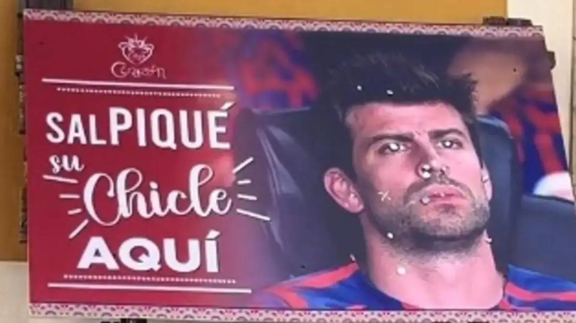 Letrero con cara de Gerard Piqué para tirar chicles masticados causa sensación en redes